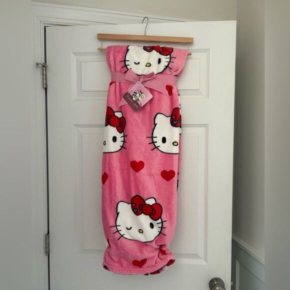 Hello Kitty Heart Valentine Blanket - Picture 1 of 2